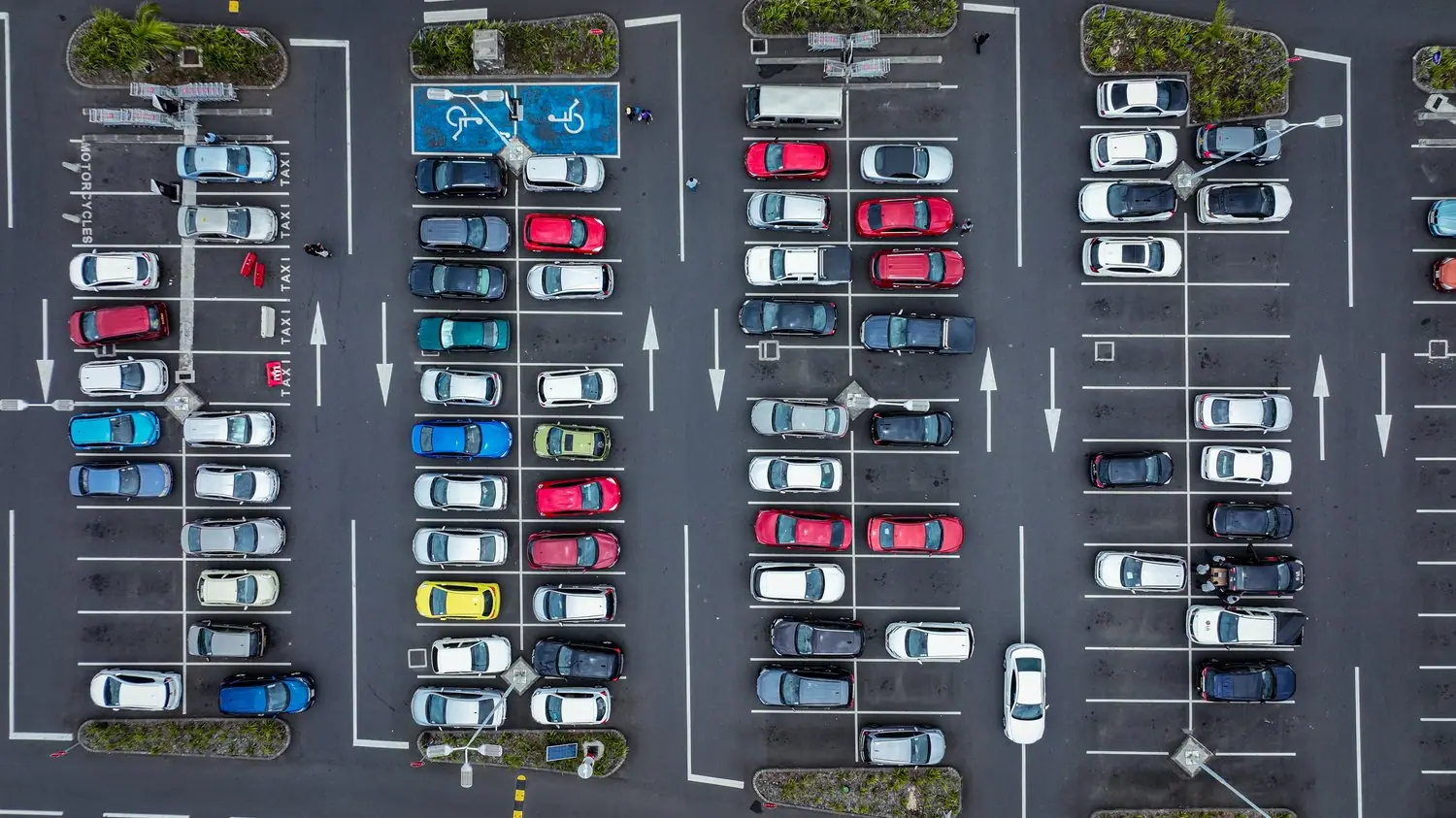 Inteligentne systemy parkingowe w domach wielorodzinnych